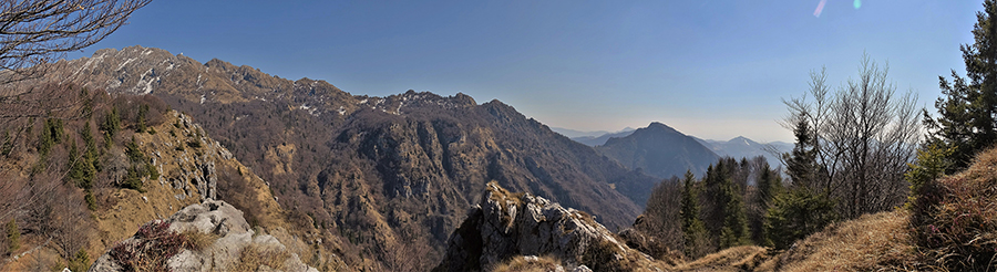 Sul sentiero per Cima Cornetti in discesa dalla quasi cima alla Baita con vista in Alben